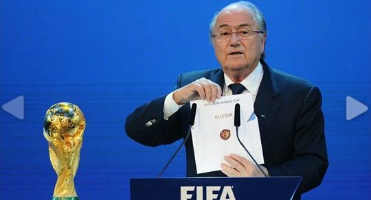 Президент ФИФА Жозеф Блаттер открывает имя победителя